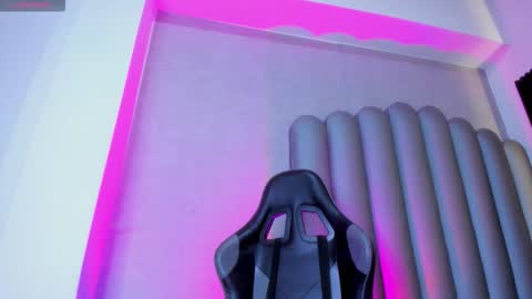 _leohot_ online show from February 8, 7:03 am