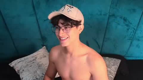 Aaron Ezequiel online show from May 6, 2:39 pm