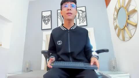 Adams Bobby online show from April 18, 11:11 am