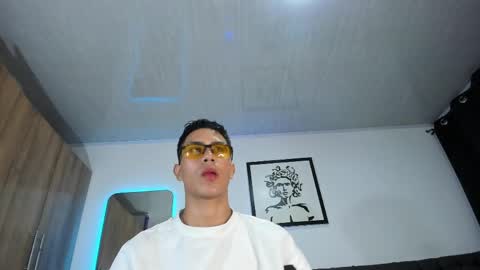 alannaughty_ online show from April 17, 1:19 am