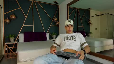 apolojackson2 online show from May 25, 12:44 pm