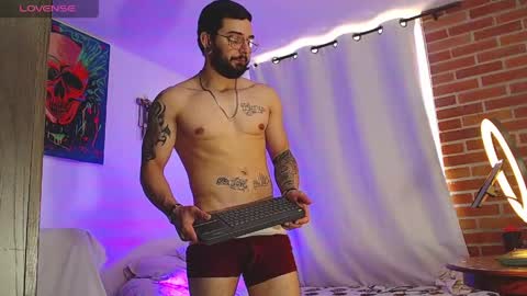 Independiente Model online show from May 22, 7:30 pm