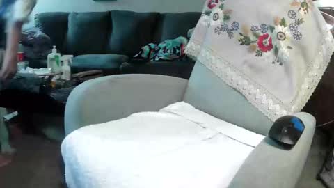 cleoiscuming online show from April 19, 10:58 am