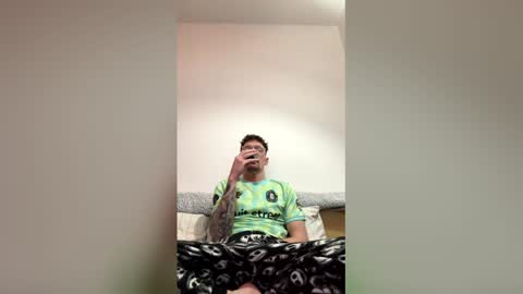 damo111694 online show from March 27, 11:38 pm