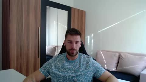 darius_94 online show from April 28, 5:23 am