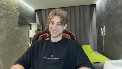 devilnut1 online show from June 18, 4:47 am