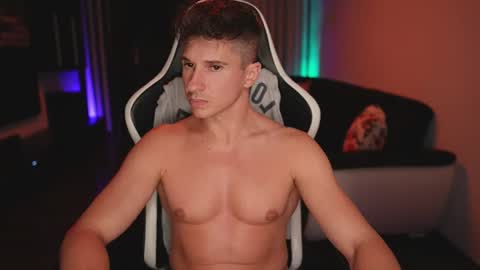 Dorian Reyes online show from July 7, 1:16 am