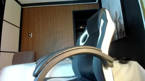 dylanroyce_ online show from April 13, 12:39 pm