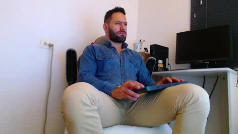 esteban online show from April 3, 4:04 pm