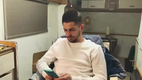 independent model online show from April 4, 7:00 pm