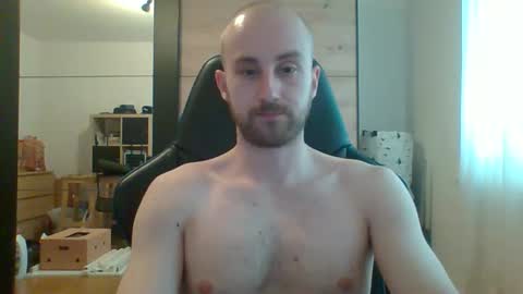 hotswissboy98 online show from May 20, 1:39 pm