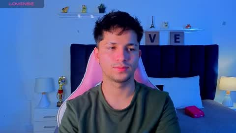 Issac online show from April 15, 4:01 am