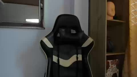 julian_wallace online show from March 14, 5:42 pm