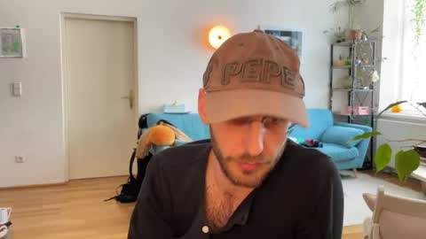 Leon online show from April 21, 2:12 pm