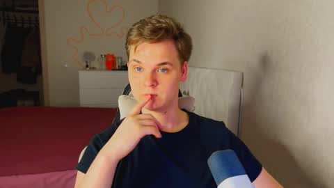 Lucas Gill online show from March 18, 1:52 am