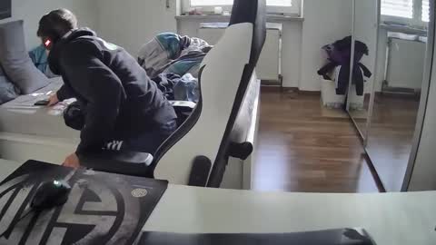 lukasschoetz online show from December 25, 12:47 pm