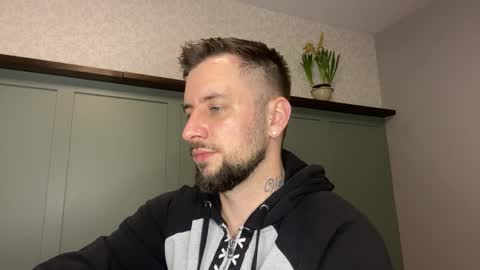 m_stephen online show from April 4, 3:03 am