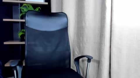 maxvolturi_ online show from May 18, 11:31 pm