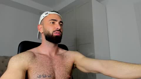 MichaelEvansx online show from March 27, 9:38 pm