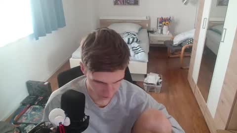 OverkneeBabe online show from March 10, 7:47 am