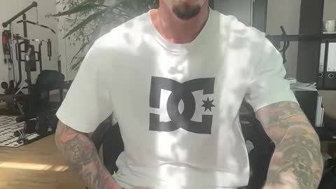 robert_x666 online show from May 14, 2:15 pm