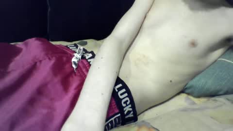 skinnycuteb0y online show from June 28, 12:33 pm