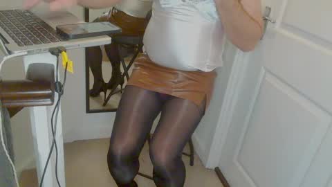 stockings_stockings online show from April 12, 3:02 pm