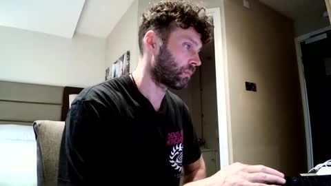 ukguyitsme online show from May 12, 12:35 pm