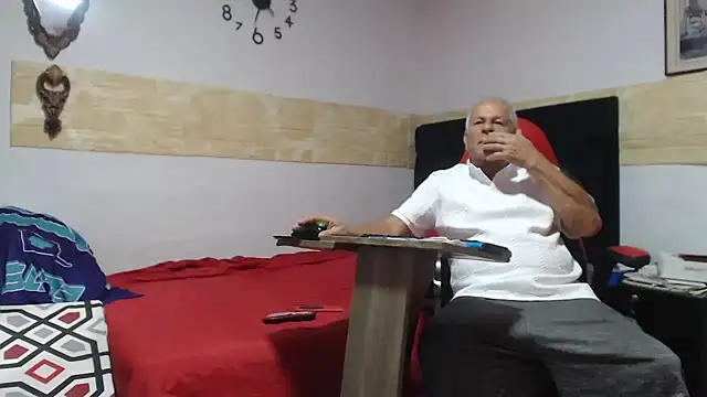 VALENTINO1983  online show from February 12, 9:32 pm