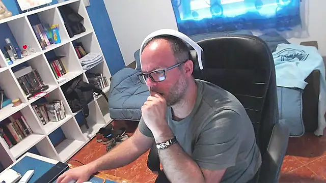 ravingr4d4 online show from April 8, 9:30 am