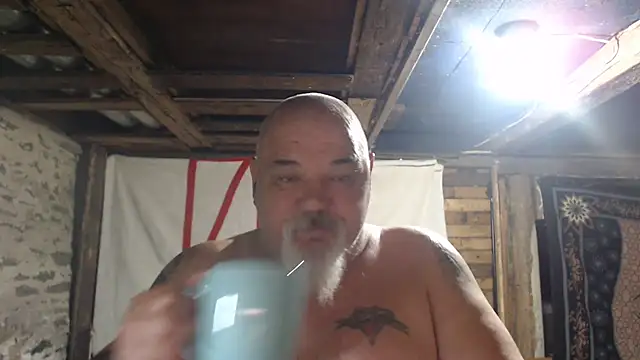 Newfiesausage1972 online show from April 29, 8:41 am