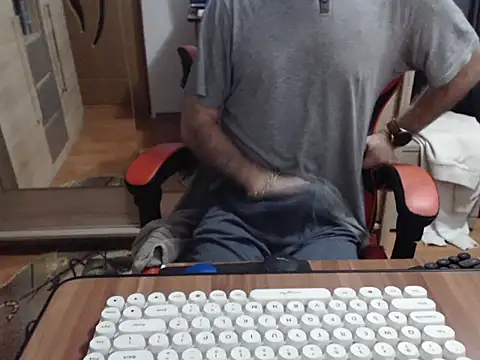 uncutguy01 online show from November 11, 6:29 am