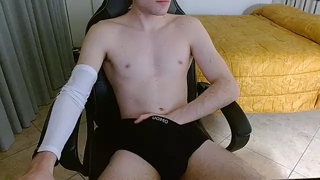 FitGuyDream online show from December 5, 1:24 am