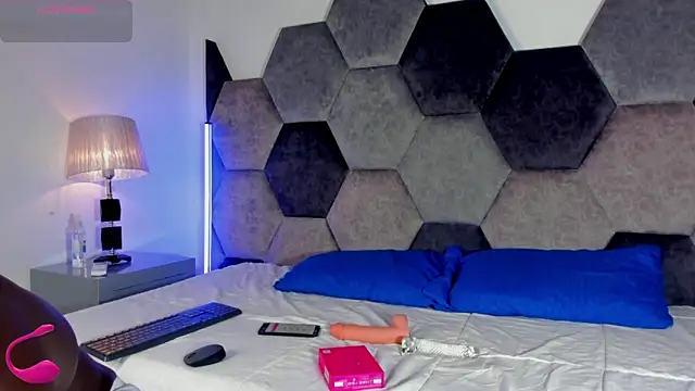 Latrellx7 online show from March 7, 4:21 am