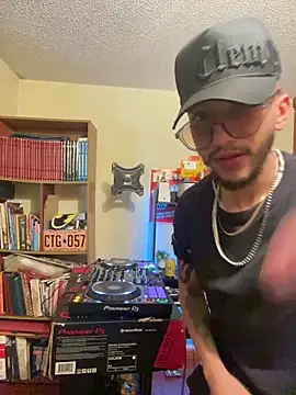 kmilo2405 online show from June 14, 8:05 am