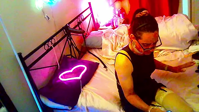 ingrid1982 online show from April 5, 9:44 pm
