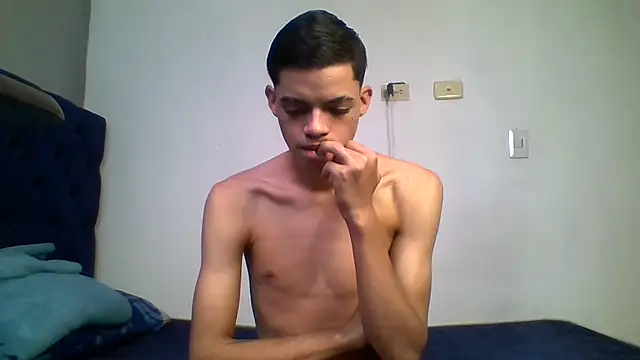 Latinos 2001 online show from July 15, 3:51 pm