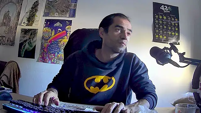 ReyDeBotones online show from April 15, 5:46 pm