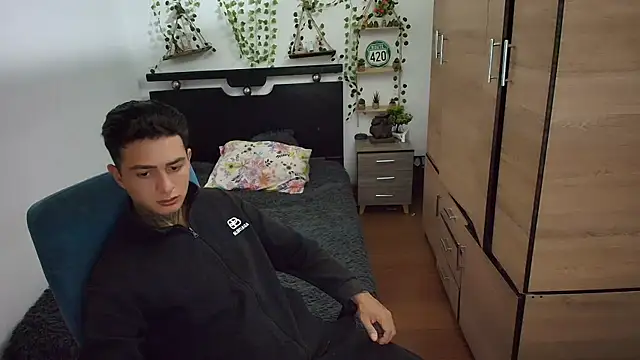 santii ss online show from June 9, 1:29 am
