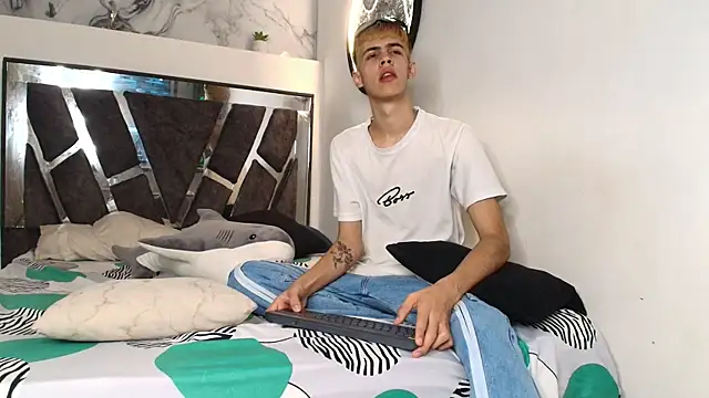 TWINKS FRIENDS online show from November 22, 7:30 am