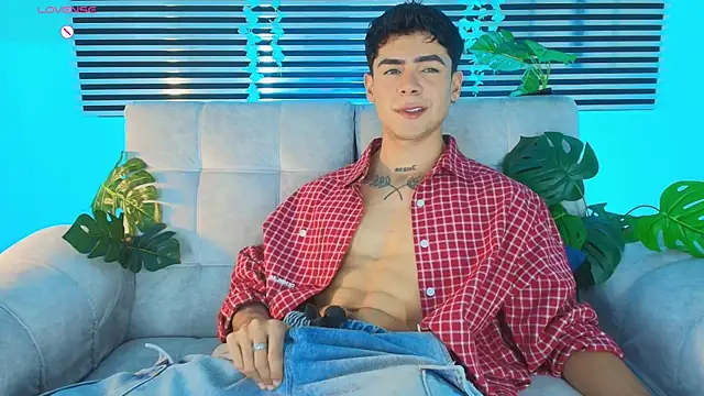 CamiiGuzmanX online show from July 3, 7:40 pm