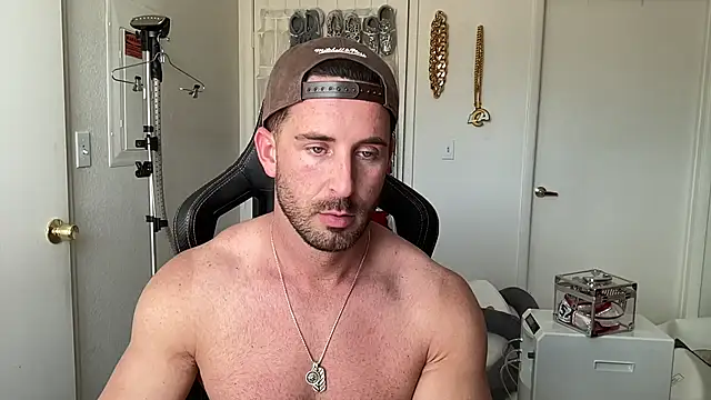 brettmycles28 online show from July 12, 7:27 pm