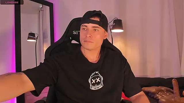 connorsmiith online show from June 21, 9:53 pm