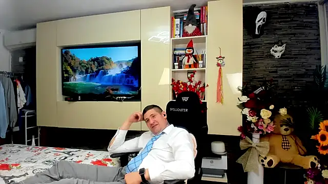 SpartacusDaddy48 online show from April 12, 10:43 pm