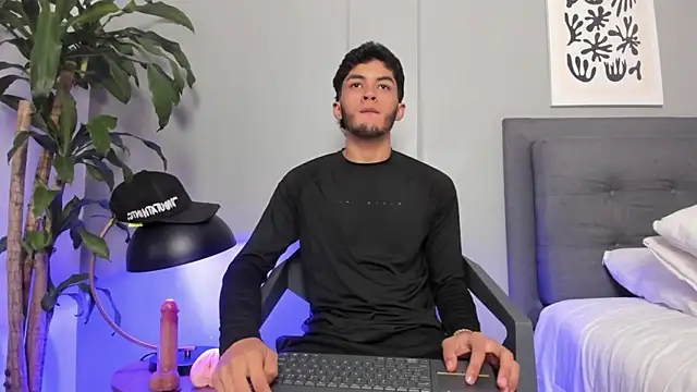 Tylerffoxx online show from July 3, 10:23 pm