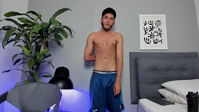 Tylerffoxx online show from April 9, 8:26 pm