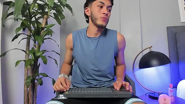 Tylerffoxx online show from July 14, 10:27 pm