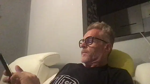 Axl hot online show from June 26, 9:17 pm