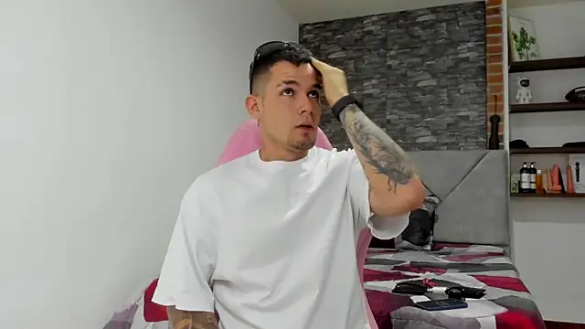 BooyHott  online show from March 19, 8:01 pm