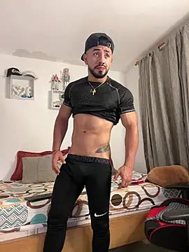 Ezzio Scolaro online show from April 15, 12:10 am